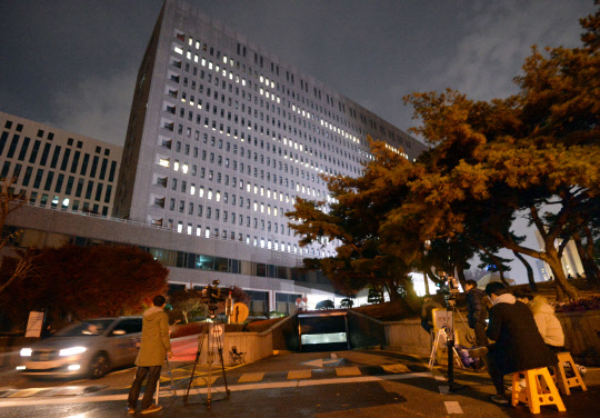 대기업 총수 조사, 불 밝힌 검찰      (서울=연합뉴스) 홍해인 기자 = 검찰 특별수사본부가 작년 7월 박근혜 대통령 개별 면담 의혹과 관련해 당시 면담에 참석한 것으로 확인된 재벌 총수들을 대거 소환 조사 중인 13일 저녁 서울 서초동 중앙지검 앞에서 취재진이 이재용 삼성전자 부회장 등 재벌 총수들이 조사를 마치고 나오길 기다리고 있다. 2016.11.13      hihong@yna.co.kr  (끝)